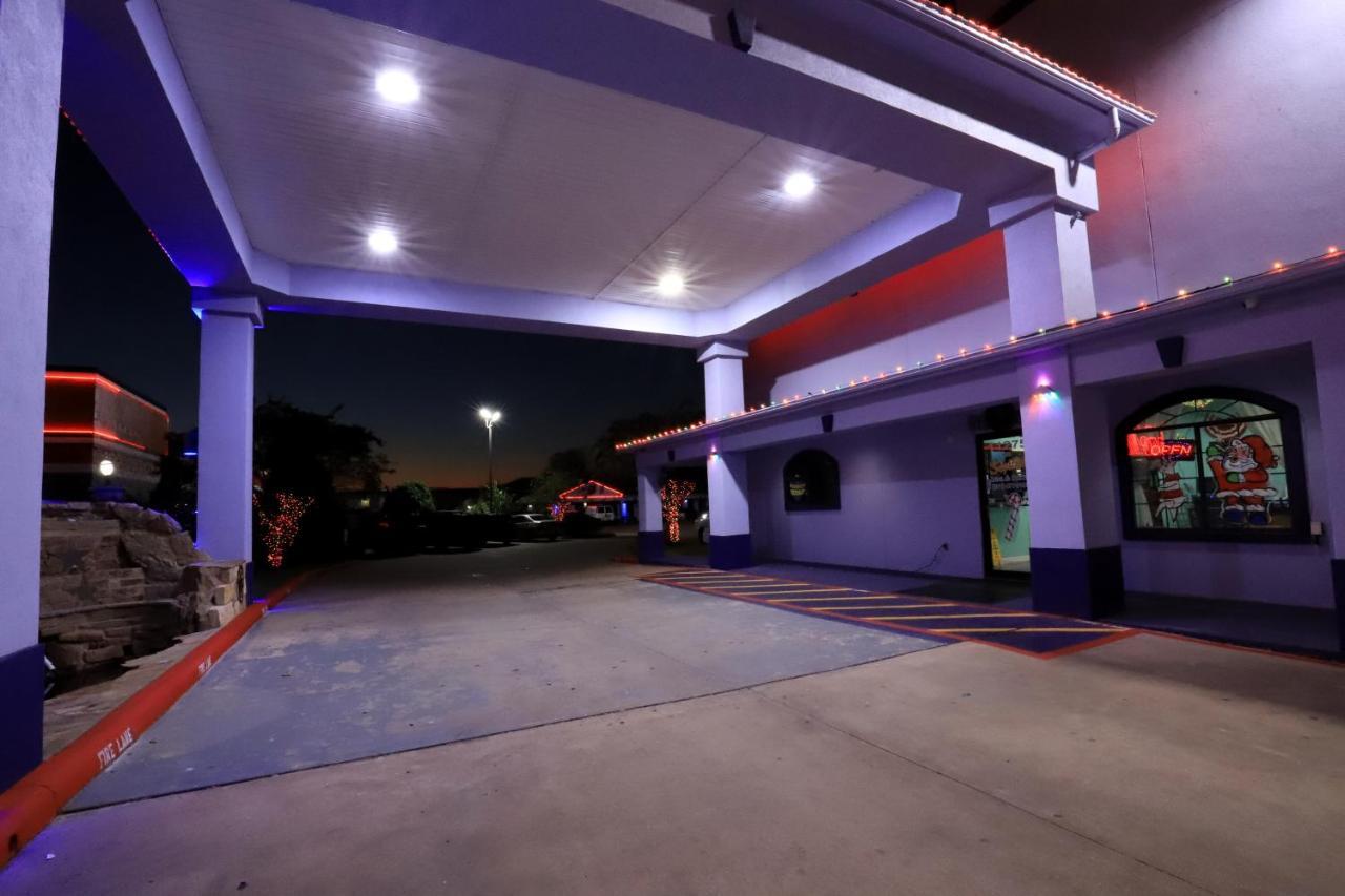 Scottish Inn And Suites Houston-Jones Road Louetta Bagian luar foto